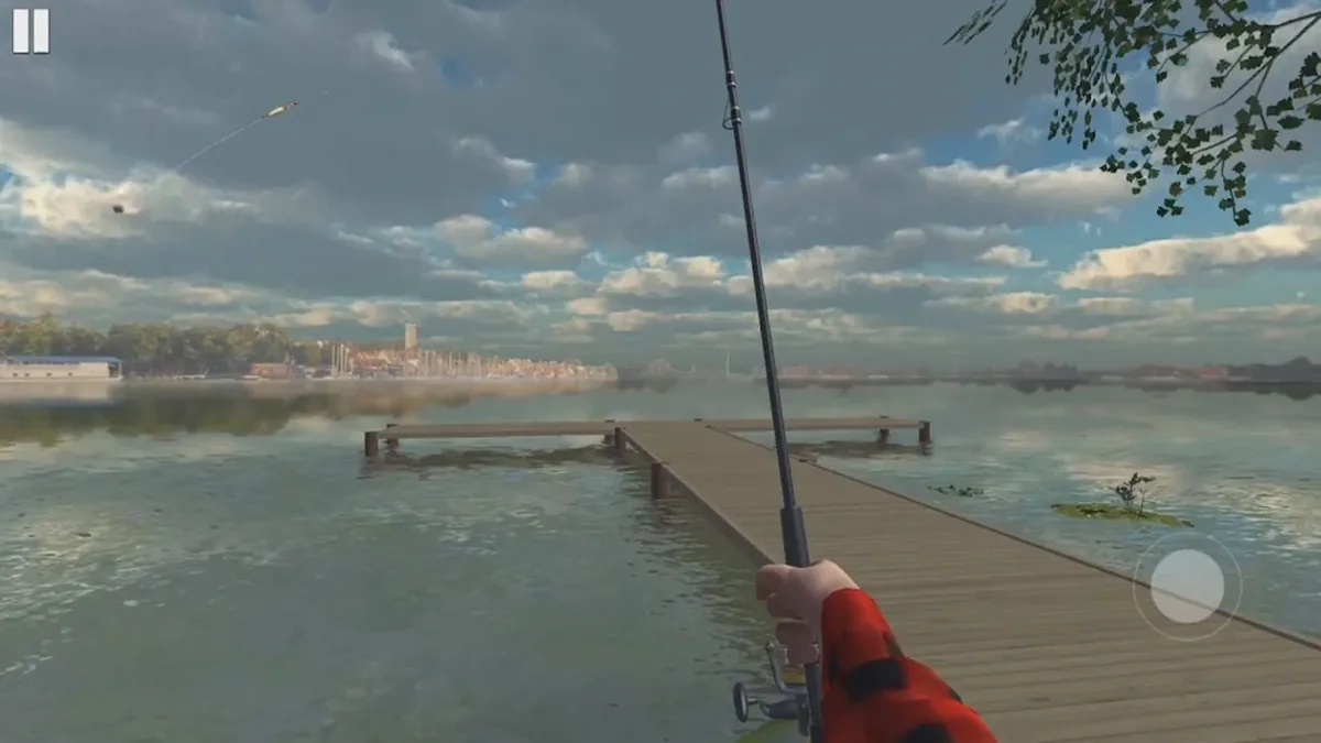 Pontão de madeira sobre um lago calmo, com a cana lançada, no Ultimate Fishing Simulator
