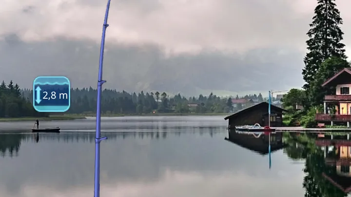 Lago de montanha ao amanhecer com a cana lançada junto a uma casa de madeira, no Fishing Baron